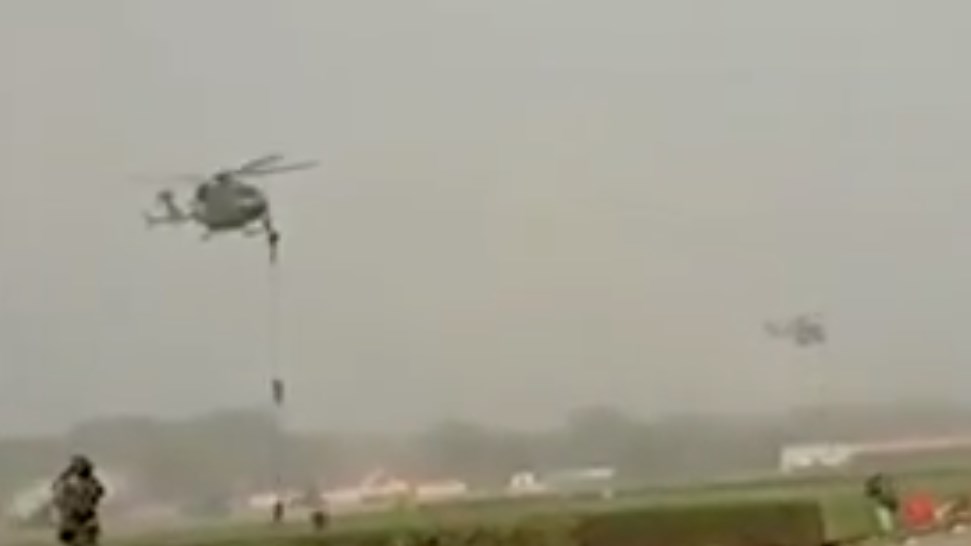 Συγκλονιστικό ΒΙΝΤΕΟ: Τρεις στρατιώτες πέφτουν από ελικόπτερο κατά τη διάρκεια άσκησης