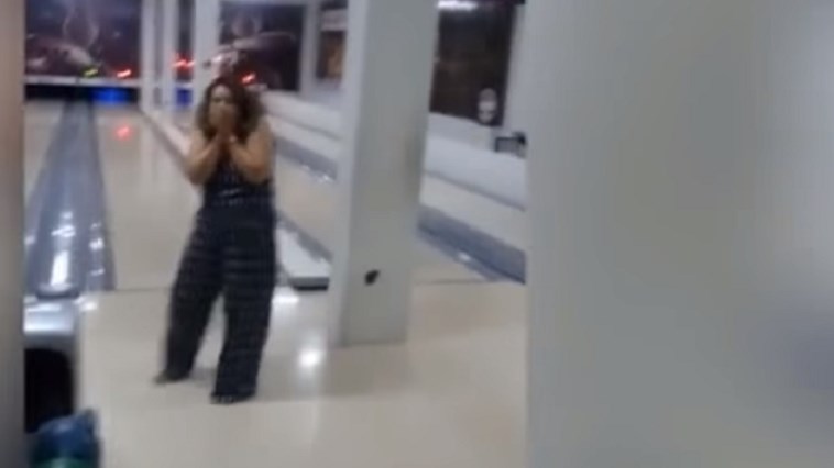 Η πιο αποτυχημένη βολή στο μπόουλινγκ – Δείτε το ξεκαρδιστικό βίντεο