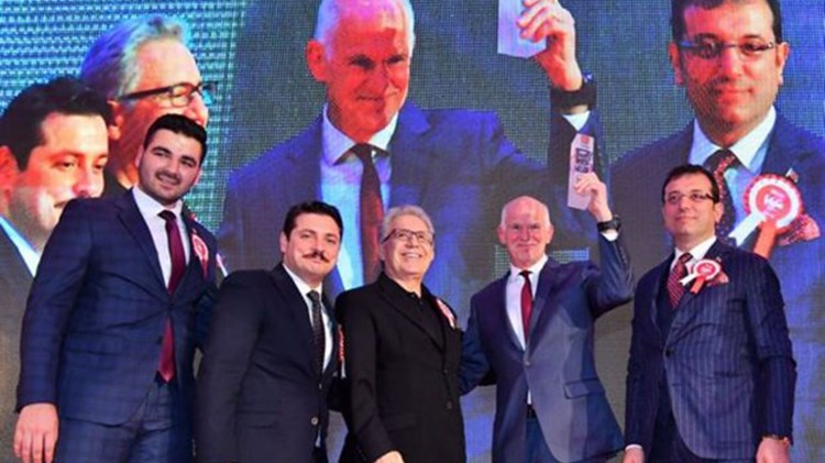 Οι Τούρκοι βράβευσαν τον Παπανδρέου για την προσφορά του στην ειρήνη