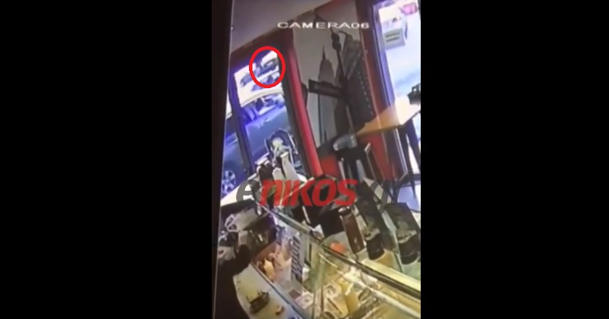 Mόνο στο enikos.gr: ΒΙΝΤΕΟ-ΝΤΟΚΟΥΜΕΝΤΟ από την απόπειρα απόδρασης έξω από την Τροχαία Αττικής