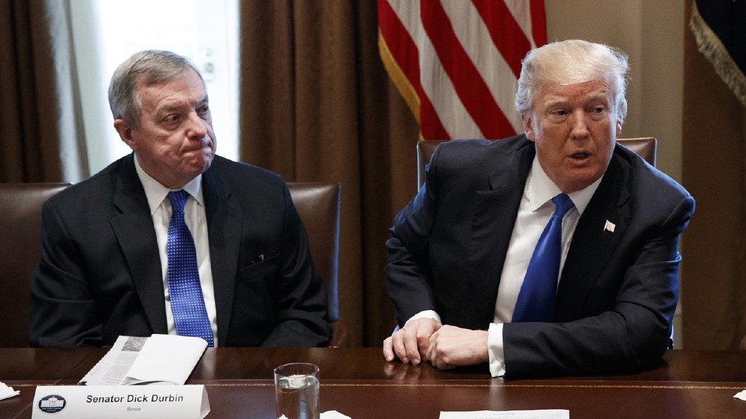 Γερουσιαστής των Δημοκρατικών “αδειάζει” τον Τραμπ: Λέει ψέματα, μίλησε όντως για «χώρες – απόπατους»