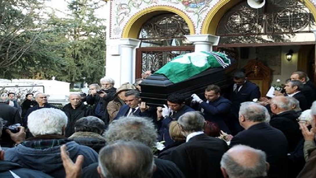 Το τελευταίο αντίο στον Τάκη Λουκανίδη – «Λύγισε» ο Δομάζος – ΦΩΤΟ