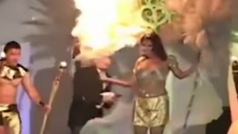 Μοντέλο “λαμπάδιασε” πάνω στην πασαρέλα – Άρπαξαν φωτιά τα…φτερά – ΒΙΝΤΕΟ