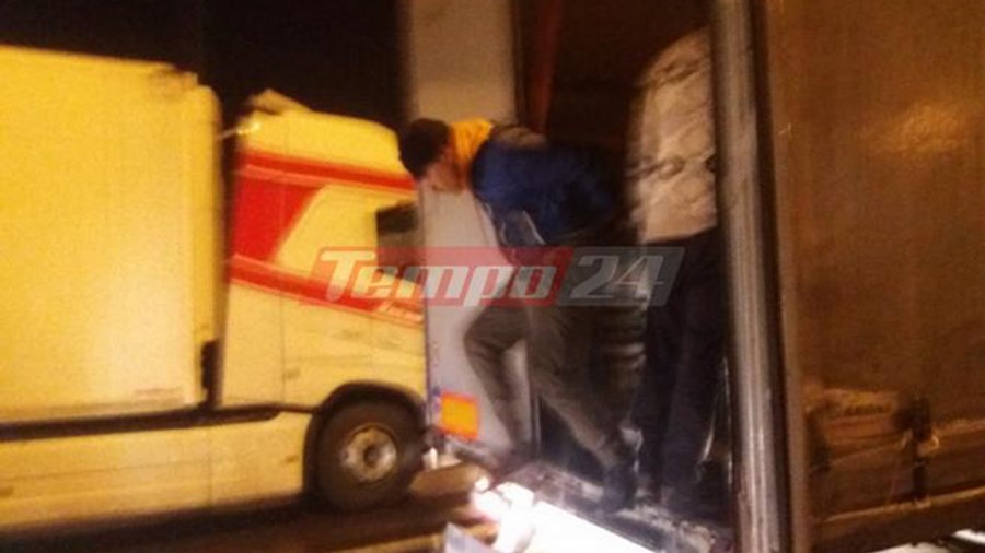 Χάος στο λιμάνι της Πάτρας λόγω της απεργίας της ΠΝΟ – Μετανάστες κρύβονται σε νταλίκες και τους κατεβάζουν οι οδηγοί – ΦΩΤΟ – ΒΙΝΤΕΟ