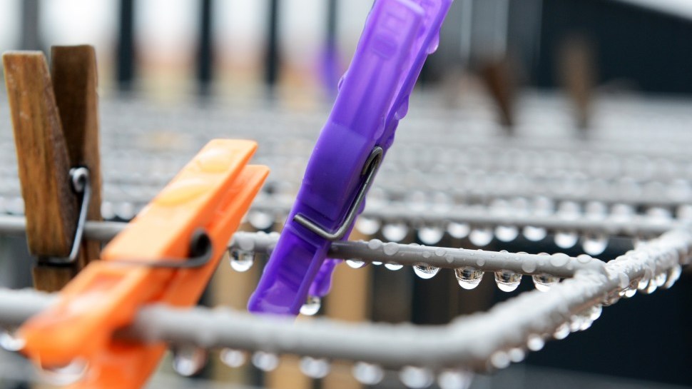 9 μυστικά για να στεγνώvετε τα ρούχα σας γρήγορα τον χειμώνα