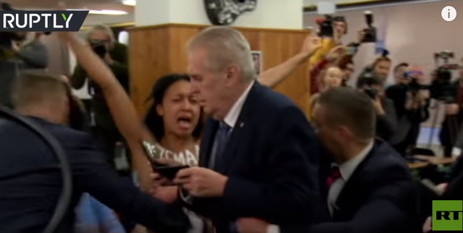 Γυμνόστηθη της Femen αποκαλεί «πόρνη του Πούτιν» τον Τσέχο Πρόεδρο – ΒΙΝΤΕΟ
