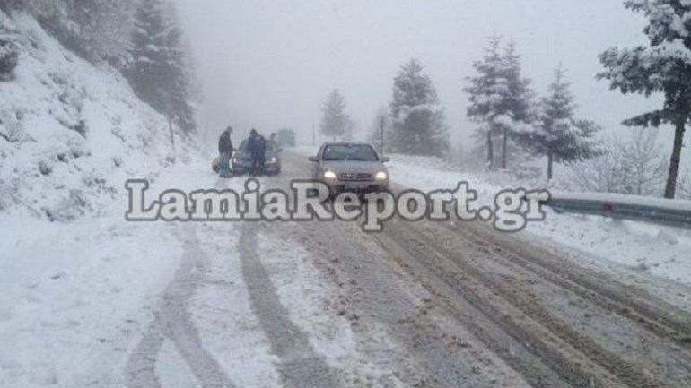Με αλυσίδες η κυκλοφορία προς το Καρπενήσι – Έντονη χιονόπτωση