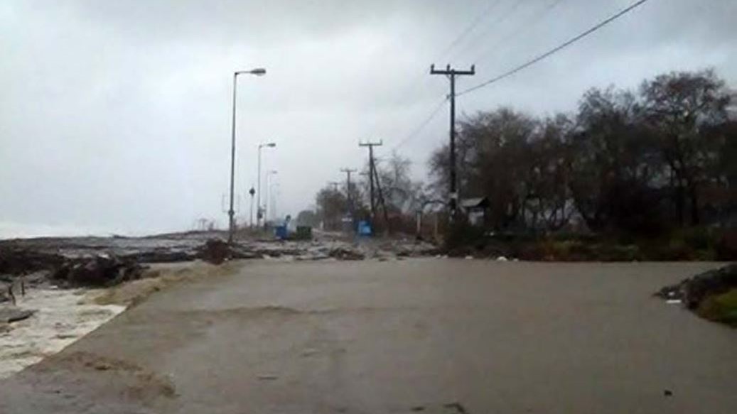 Η θάλασσα βγήκε στο δρόμο – Ακραία καιρικά φαινόμενα στη Λάρισα – ΒΙΝΤΕΟ