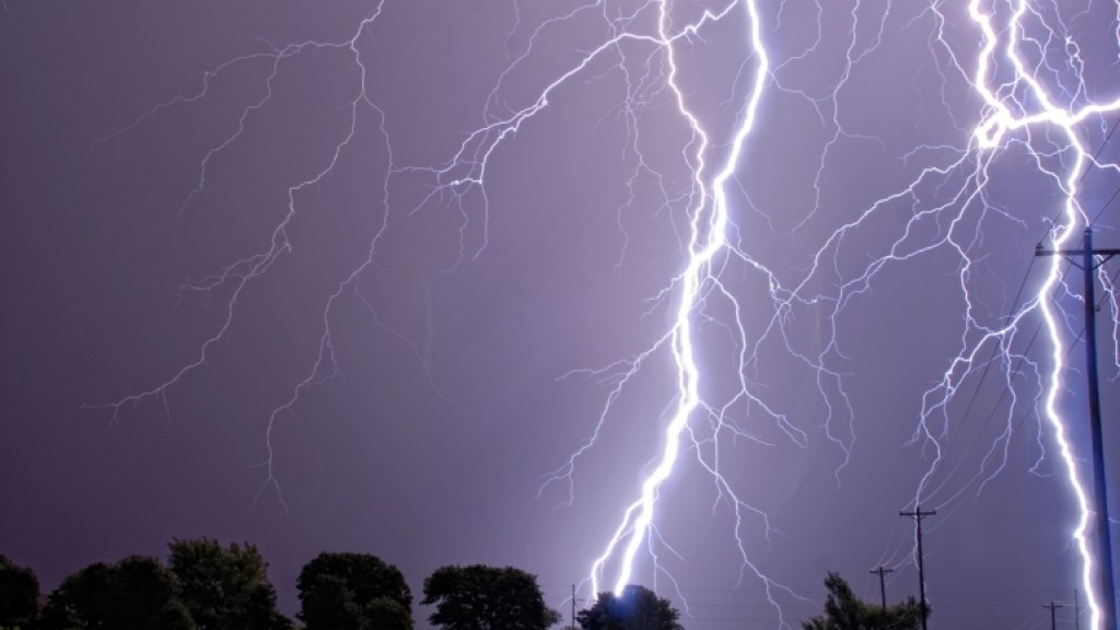 Άνοιξαν οι ουρανοί στα Τρίκαλα – Οι αρχές εκκένωσαν οικισμό