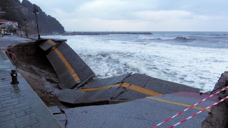 Κατέρρευσε ο δρόμος στον Άη Γιάννη Πηλίου λόγω της κακοκαιρίας – ΦΩΤΟ