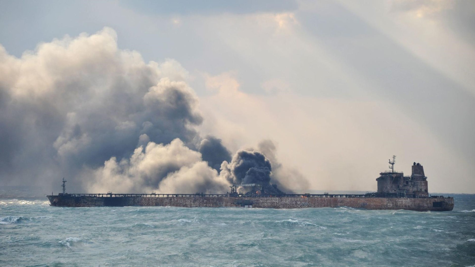 Βυθίστηκε το φλεγόμενο ιρανικό δεξαμενόπλοιο – Καμία ελπίδα για επιζώντες