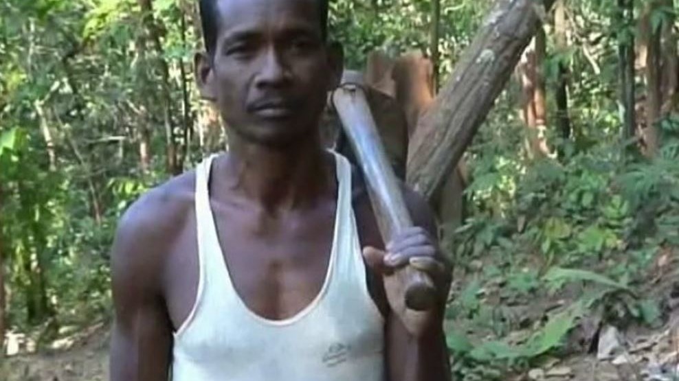 Έφτιαξε δρόμο στη ζούγκλα για να πάνε τα παιδιά του σχολείο – ΒΙΝΤΕΟ