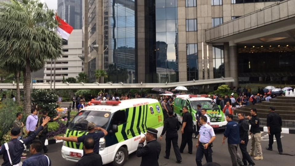 Συγκλονιστικές εικόνες: Κατέρρευσε ο δεύτερος όροφος του Χρηματιστηρίου στην Τζακάρτα- ΒΙΝΤΕΟ – ΦΩΤΟ