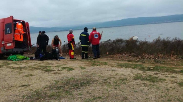 Σε εξέλιξη η επιχείρηση εντοπισμού των δύο ψαράδων στη λίμνη Βόλβη