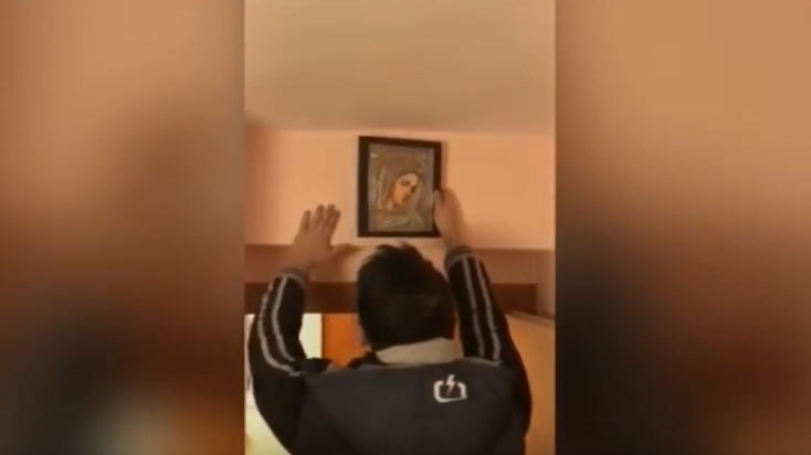 Η εικόνα της Παναγίας έκρυβε… τρύπα στον τοίχο γεμάτη ναρκωτικά- ΒΙΝΤΕΟ