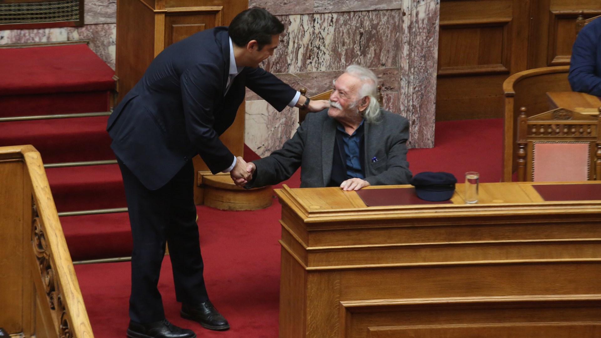Ο Γλέζος στη Βουλή – Η θερμή χειραψία με τον Τσίπρα – ΦΩΤΟ