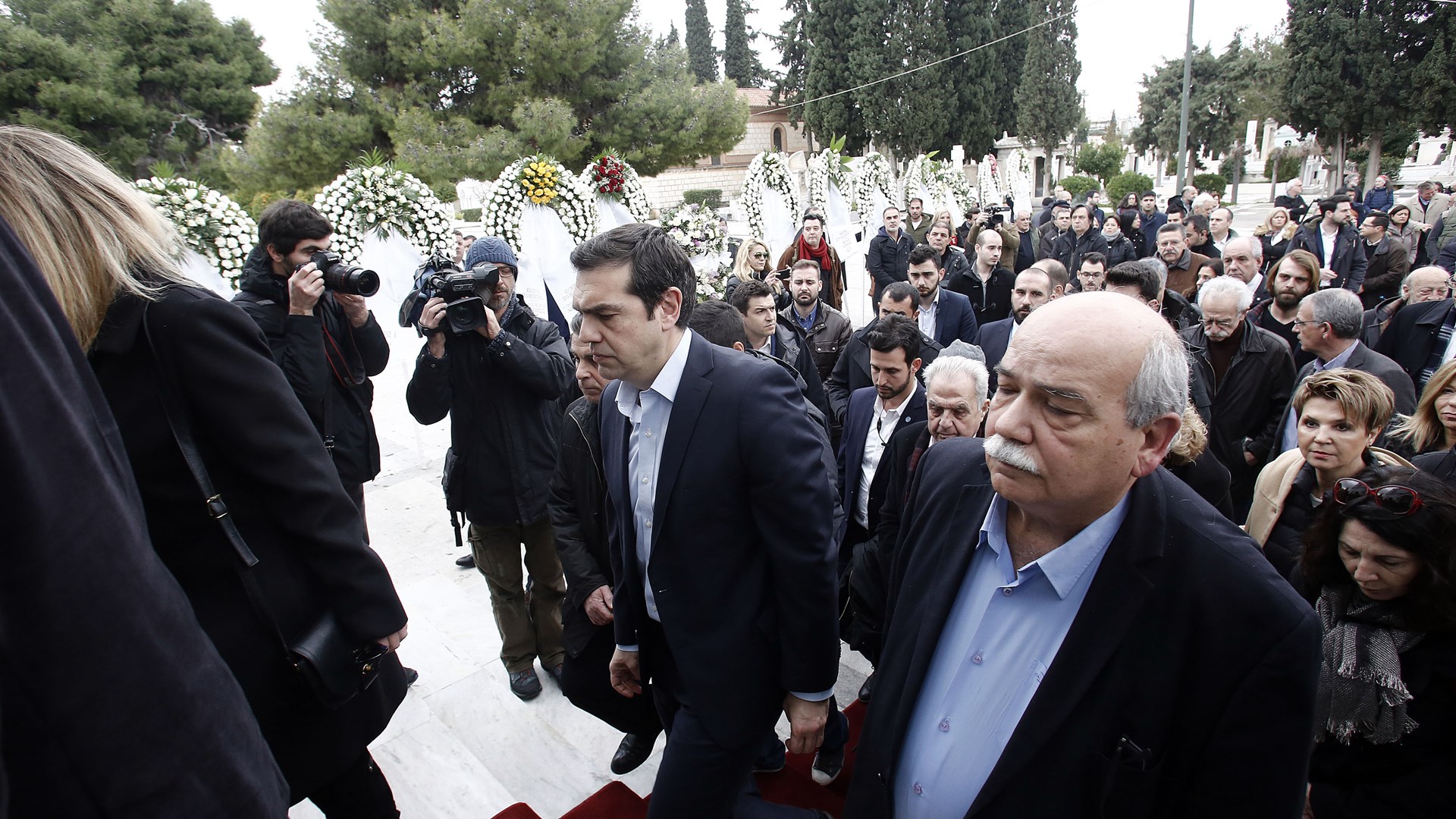 Θρήνος στην κηδεία του Θοδωρή Μιχόπουλου – Συντετριμμένος ο Αλέξης Τσίπρας