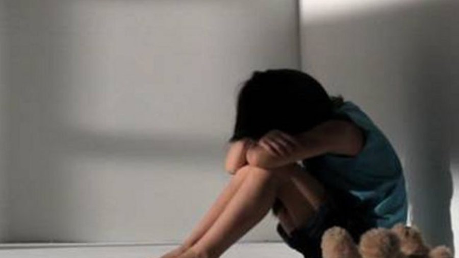 Προφυλακίστηκε ο πα-ΤΕΡΑΣ που βίασε την 7χρονη κόρη του στη Σαλαμίνα – Εξόργισε με το θράσος του – Έπαιζε θέατρο στο νοσοκομείο