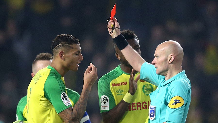 Το… τερμάτισε διαιτητής στη Γαλλία – Έκανε τάκλιν σε παίκτη και μετά τον απέβαλε – ΒΙΝΤΕΟ