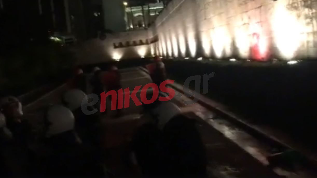Διαδηλωτές πέταξαν πέτρες, μπογιές και πυροσβεστήρες στους αστυνομικούς μπροστά στον Άγνωστο Στρατιώτη – ΤΩΡΑ