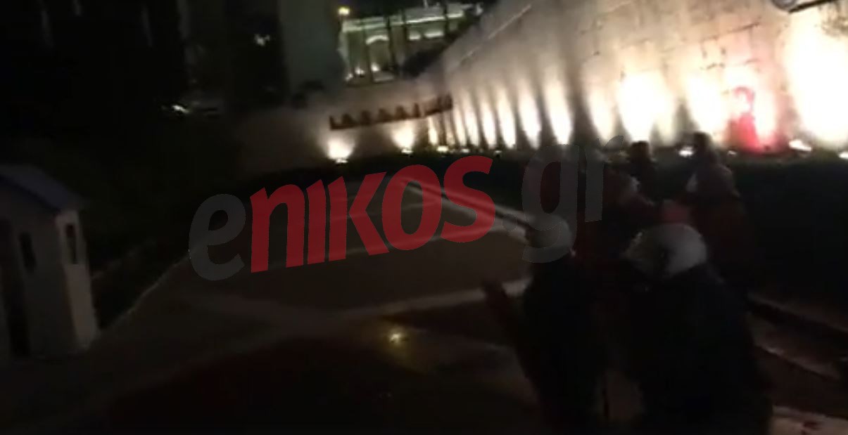 Με χειροβομβίδες κρότου – λάμψης απάντησαν οι αστυνομικοί στον πετροπόλεμο των διαδηλωτών – ΤΩΡΑ