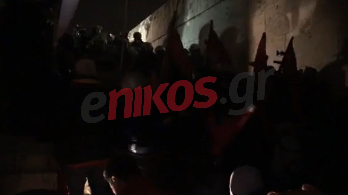 Μάχη σώμα με σώμα μεταξύ αστυνομικών και διαδηλωτών της ΛΑΕ – ΤΩΡΑ