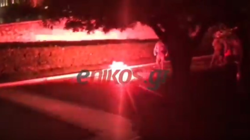 Επεισόδια στο Σύνταγμα για το πολυνομοσχέδιο – Κουκουλοφόροι πετάνε μολότοφ – ΒΙΝΤΕΟ