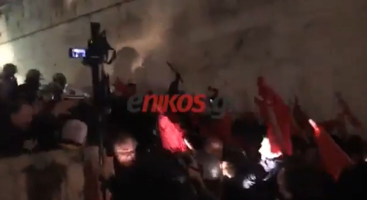 Η στιγμή που διαδηλωτές επιχειρούν να ανέβουν στα σκαλιά της Βουλής – ΒΙΝΤΕΟ