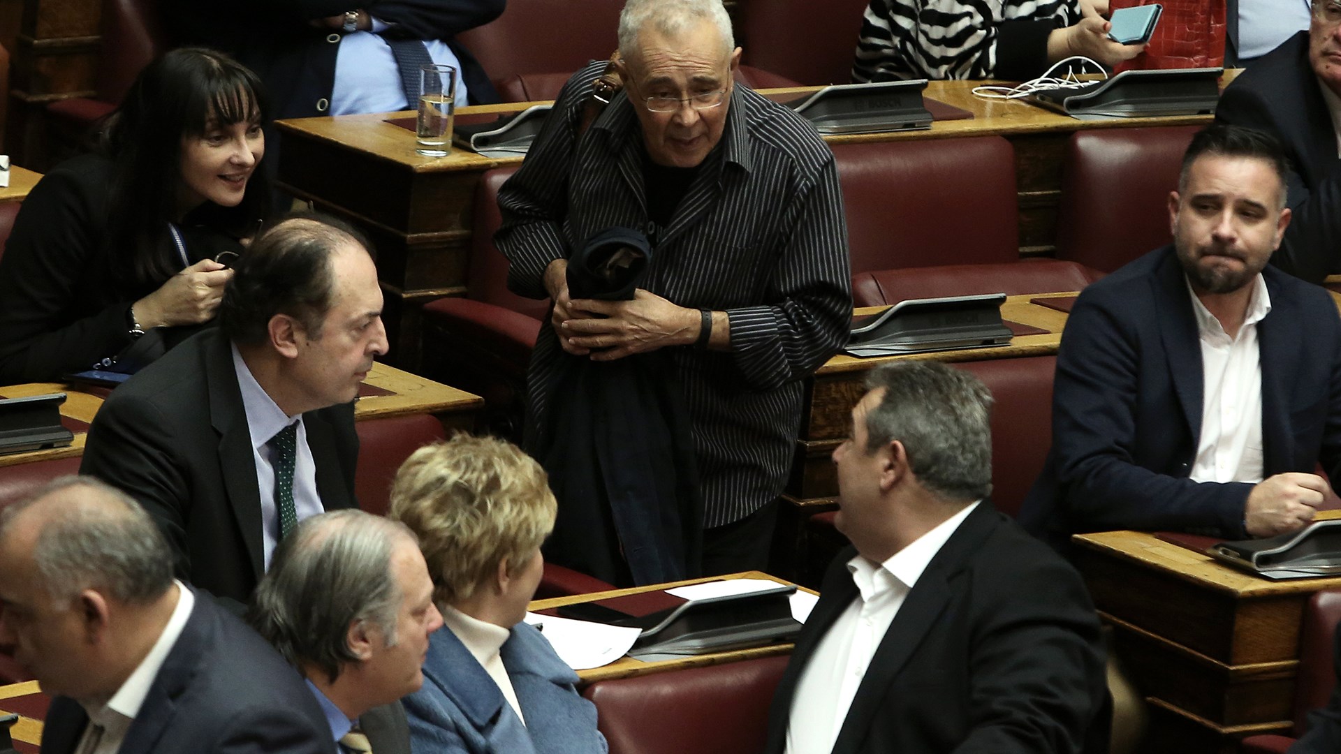 Το τετ α τετ Καμμένου – Ζουράρι στη Βουλή μετά την παραίτηση του υφυπουργού Παιδείας – ΦΩΤΟ