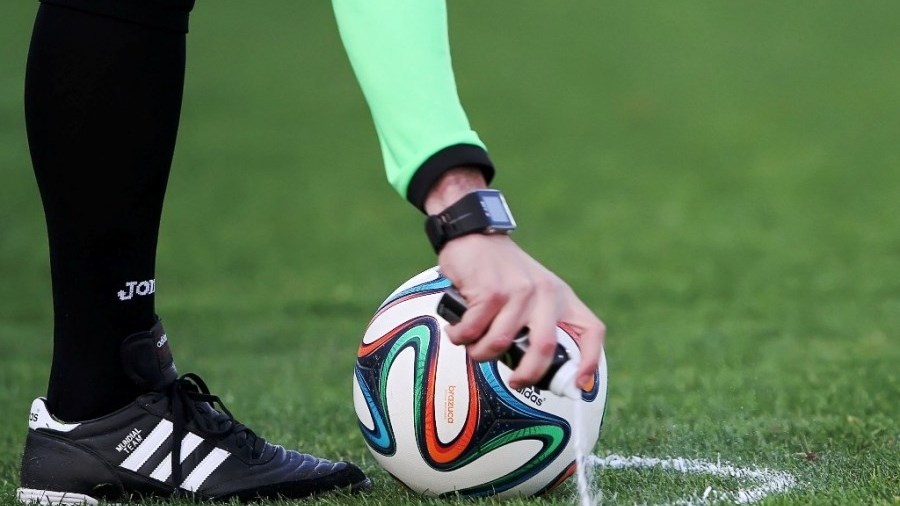 Έφοδος «ποντικών» στα αποδυτήρια γηπέδου- Οι ποδοσφαιριστές έπαιζαν και οι άλλοι τους… “ξάφριζαν”