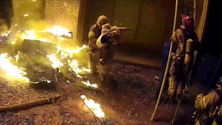 Συγκλονιστικό βίντεο: Πατέρας πετάει το παιδί του από το μπαλκόνι για να το σώσει