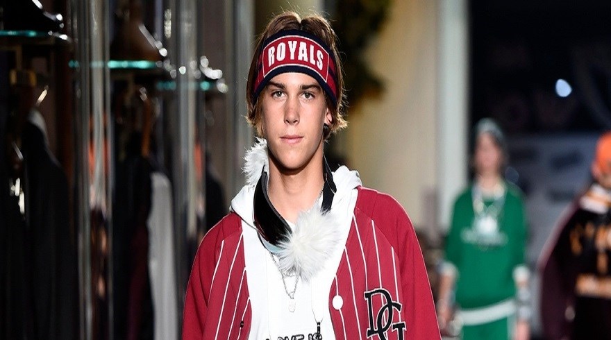 Στην πασαρέλα ο 16χρονος γιος του «Τζέιμς Μποντ» – ΦΩΤΟ