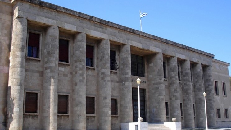 Του έκοψε με τα δόντια το δάκτυλο για… 2 ευρώ