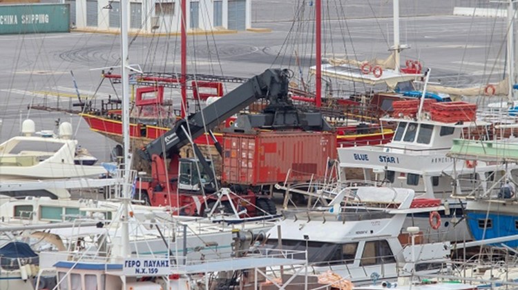 Ξεκίνησε η επιχείρηση απομάκρυνσης των εκρηκτικών από το λιμάνι του Ηρακλείου – ΦΩΤΟ