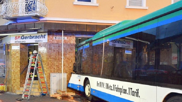 Πανικός στην Γερμανία- Σχολικό “καρφώθηκε” σε τοίχο, έχοντας διανύσει τρελή πορεία- ΦΩΤΟ