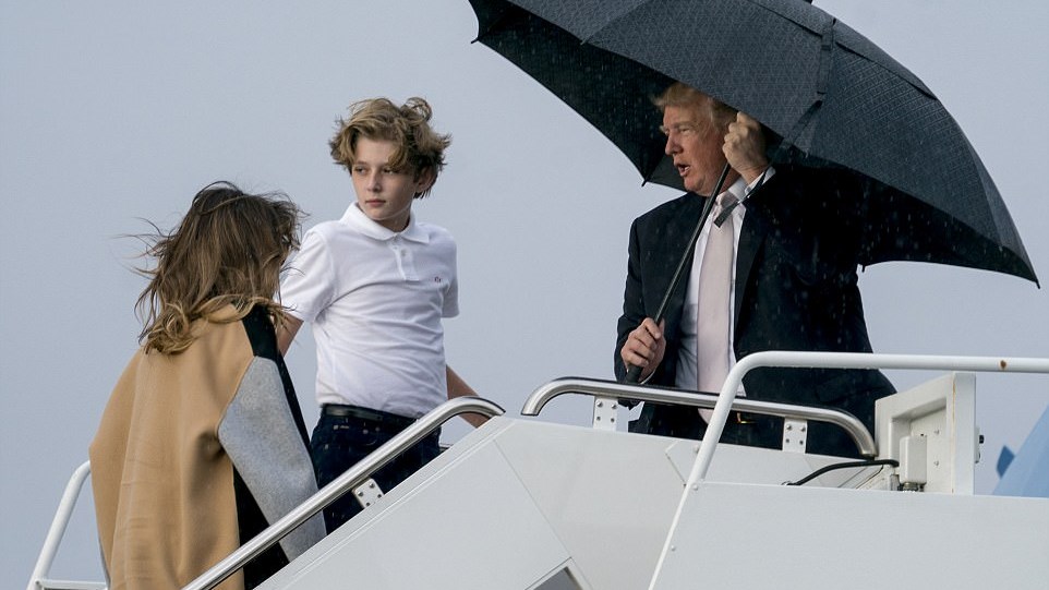 Ο… τζέντλεμαν Τραμπ πήρε την ομπρέλα και άφησε τη Μελάνια και τον γιο του να βρέχονται – ΦΩΤΟ