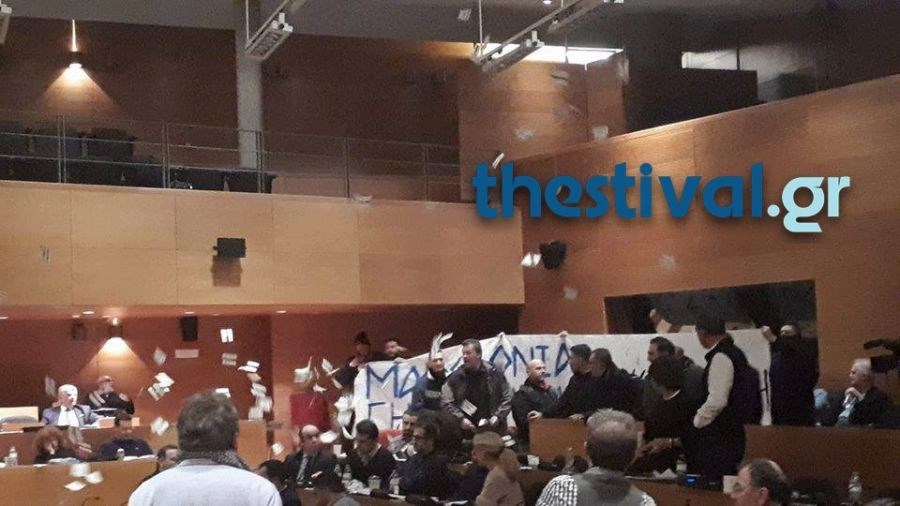 Χαμός στο δημοτικό συμβούλιο Θεσσαλονίκης – “Ντου” μελών της Χρυσής Αυγής – ΒΙΝΤΕΟ