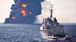 Εκτεταμένες πετρελαιοκηλίδες σχηματίστηκαν από το ναυάγιο του ιρανικού δεξαμενόπλοιου