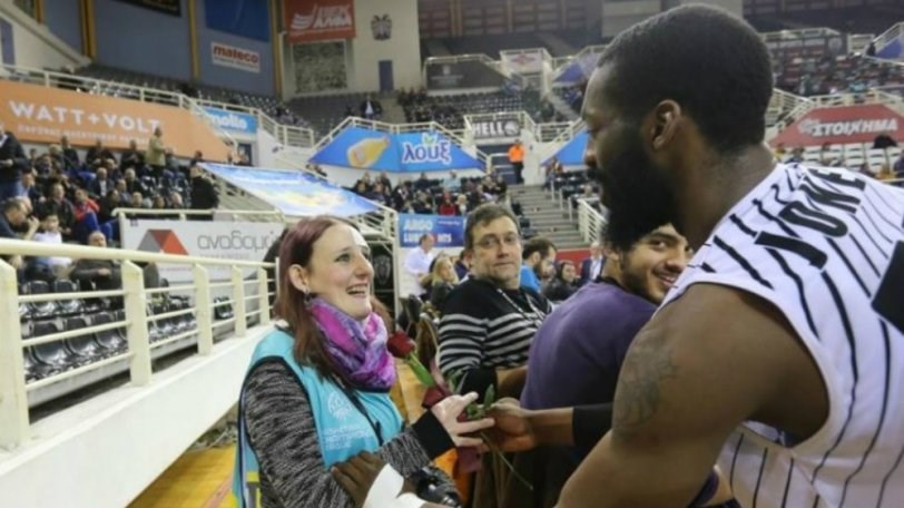 Ο τζέντλεμαν Λάκι Τζόουνς του ΠΑΟΚ- Δείτε γιατί προσέφερε τριαντάφυλλο σε φωτογράφο- ΦΩΤΟ