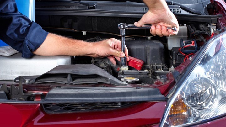 Έρευνα enikos.gr: Σε παράνομα συνεργεία επισκευάζεται 1 στα 3 αυτοκίνητα – Πώς στήθηκε το δίκτυο των «πειρατών»