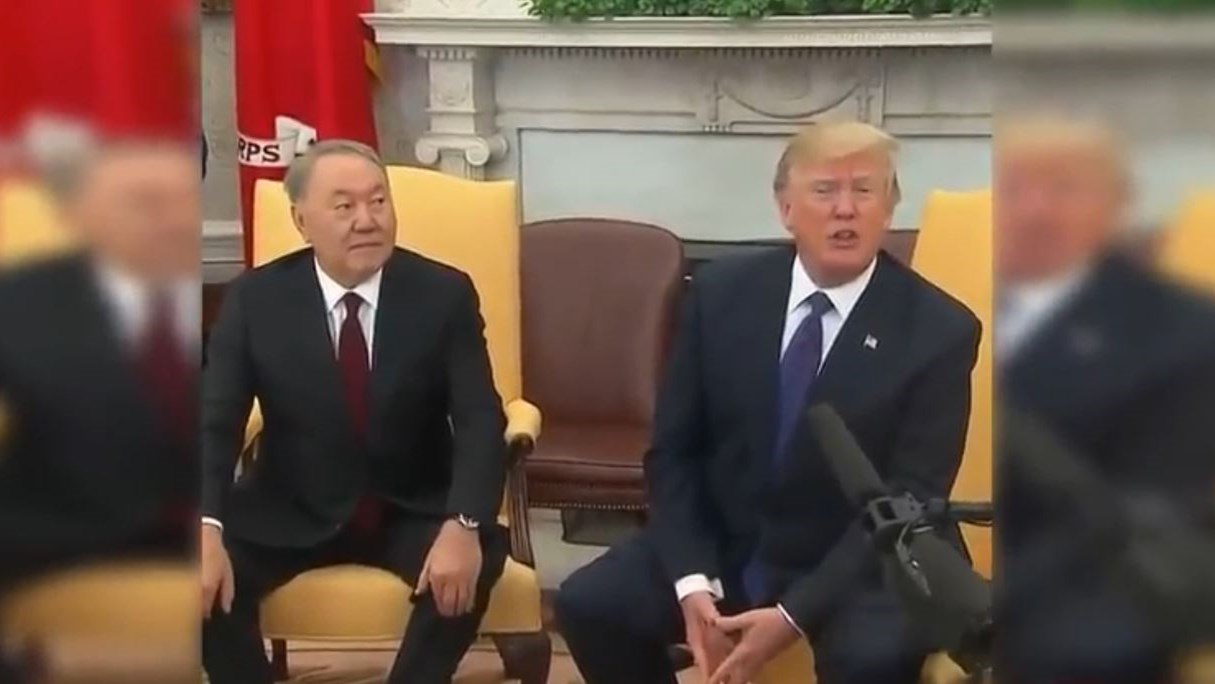 Νέο σόου Τραμπ- Πέταξε δημοσιογράφο έξω από το Οβάλ Γραφείο- BINTEO