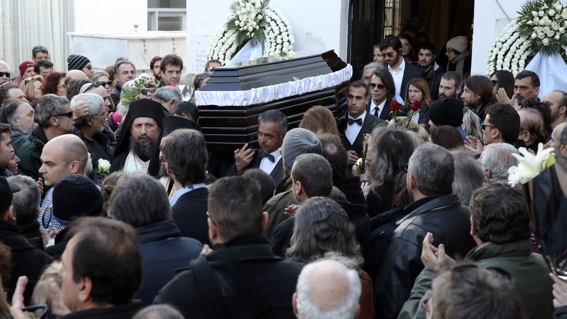 Αντίο Τζιμάκο – Τελευταίο χειροκρότημα στην κηδεία του Πανούση – ΦΩΤΟ