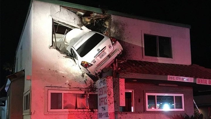 Η στιγμή της απογείωσης του αυτοκινήτου που καρφώθηκε στο κτίριο – Εντυπωσιακό ΒΙΝΤΕΟ