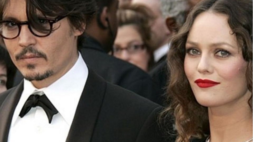 Ο Τζόνι Ντεπ ζει στην Πάτρα – Αλήθεια, το γράφει και στο κουδούνι του σπιτιού! – ΦΩΤΟ