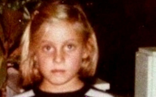 Αναγνωρίζετε το κοριτσάκι της φωτογραφίας;  Είναι διάσημη παρουσιάστρια – ΦΩΤΟ