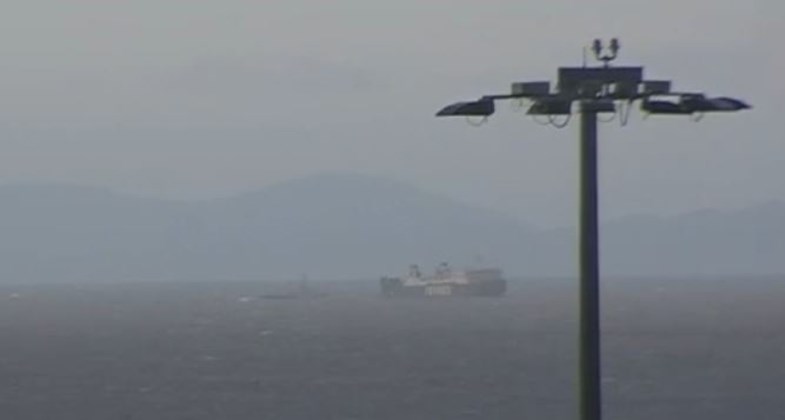 Εικόνες από το πλοίο που παρασύρθηκε στον Πειραιά και τις προσπάθειες ρυμούλκησής του- ΒΙΝΤΕΟ