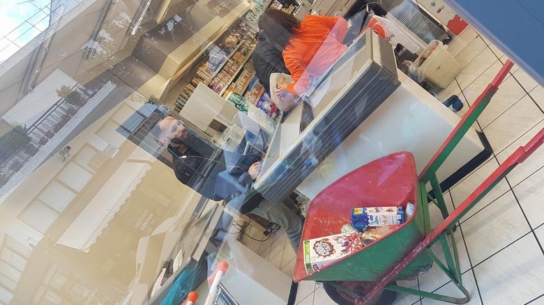 Δείτε τι σκέφτηκε ο άνθρωπος για να κουβαλήσει τα ψώνια του χωρίς σακούλα- ΦΩΤΟ