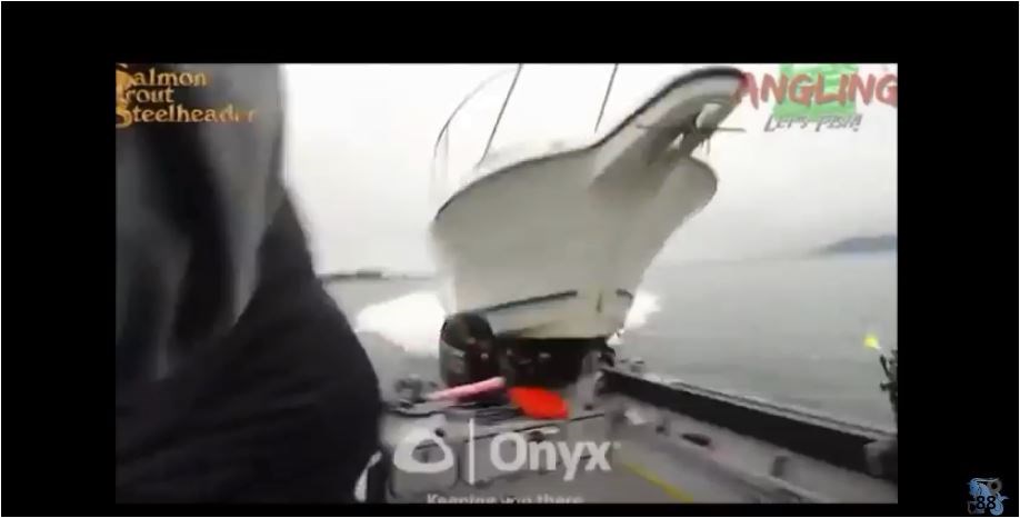 Τρομακτικό: Η στιγμή που ένα ταχύπλοο εμβολίζει βάρκα με τρεις ψαράδες- ΒΙΝΤΕΟ