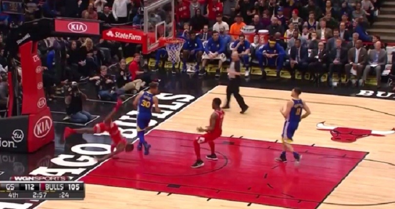 Η “ανώμαλη” προσγείωση παίκτη των Σικάγο Μπουλς μετά από κάρφωμα- ΒΙΝΤΕΟ