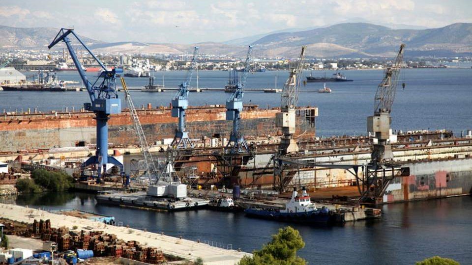 Έσπασαν οι κάβοι σε δύο παροπλισμένα πλοία στην Ελευσίνα λόγω των ισχυρών ανέμων